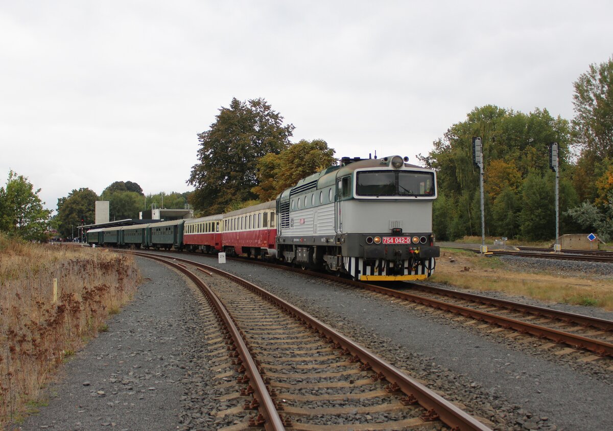 Am 27.09.25 fand das 140 jährige Streckenjubiläum (Cheb-Hranice v Čechách) statt. 754 042-0 ist hier bei der Bereitstellung des Sonderzuges in Aš zu sehen.