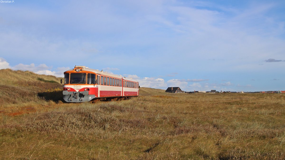 Am 27.10.17 fuhr YM601 016-7/YS602 016-6  Heden  als R 979 von Thyborøn nach Lemvig/Vemb, in Vrist fotografiert.
Die in Dänemark als ML geführten Y-Tog werden im Volksmund auch  Lynette  genannt, was zu Deutsch Blitzchen bedeutet.
Die ab 1965 von der Waggonfabrik Uerdingen gebauten Triebwagen fanden bei einer vielzahl von Dänischen Privatbahnen großen anklang.
Mittlerweile hat nurnoch die Midtjyske Jernbaner (ehemals Lemvigbanen) die Fahrzeuge im bestand.
In derem Fuhrpark sind auch Einheiten anderer, mitlerweile nicht mehr existenten Bahnen zu finden bzw. ausgemusterte Fahrzeuge anderer Bahnen.
Jedoch ab 2019/2020 soll die Ära der  Lynetten  im Plandienst endgültig vorbei sein, die Midtjyske Jernbaner hat neue Fahrzeuge in Auftrag gegeben.
Das praktische Modulare System (YM-YM / YM-YS / YM-YP-YM / YM-YP-YP-YM) der verlängerbaren einheiten hat sich leider nicht groß durchgesetzt.
(YM=Motorwagen, YS=Steuerwagen, YP=Mittelwagen)