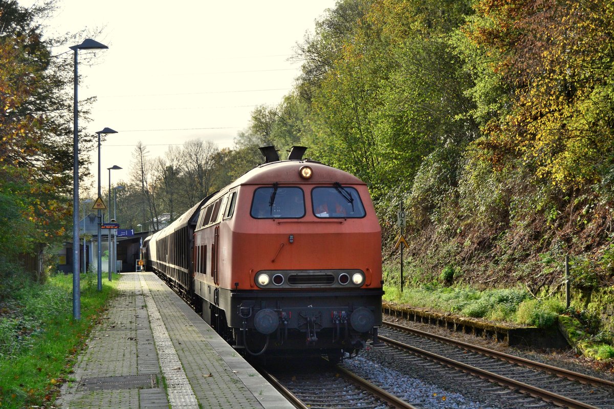 Am 27.10.19 zog 225 015-4 3 Henkelwagen und 225 099-1 am Schluss durch Solingen Schaberg in Richtung Solingen. Mehrfach fuhr der Zug zwischen Solingen und Remscheid hin und her um das Verhalten der Müngstener Brücke mit Belastung beim Bremsen zu testen.

Solingen Schaberg 27.10.2019