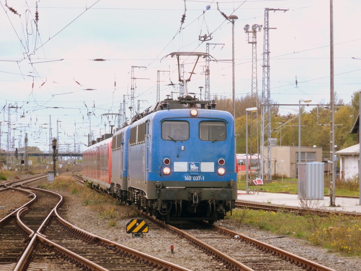 Am 27.10.2013 steht 140 037 (140 831)und 140 042 (140 834) in Stendal in der Abstellung.Spter fuhr 140 037 (140 831) Lz zum bergabebahnhof Borstel wo sie einen Leerpark aufnimmt um dann ber Wittenberge nach Frankfurt/Oder fhrt. 