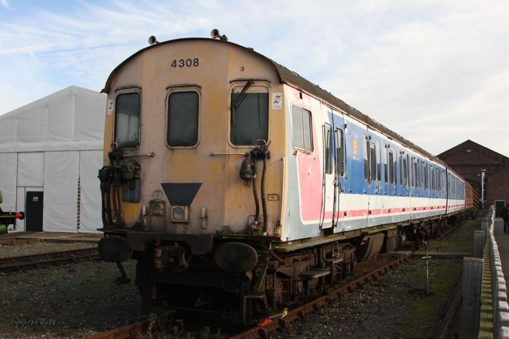 Am 27.10.2014 stand dieser ehemalige Nahverkehrstriebwagen 4308 recht angegriffen im Außenbereich des Museum in York.