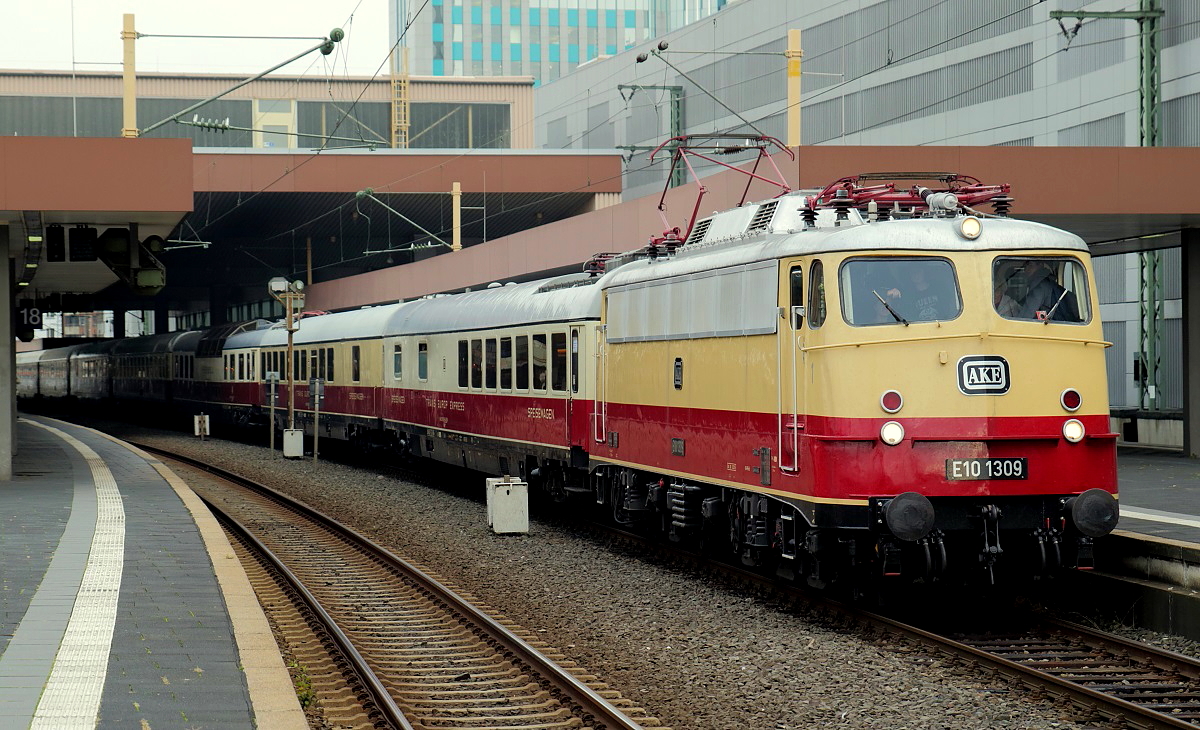 Am 27.10.2016 präsentierte sich die E 10 1309 mit dem Rheingoldzug im Düsseldorfer Hauptbahnhof
