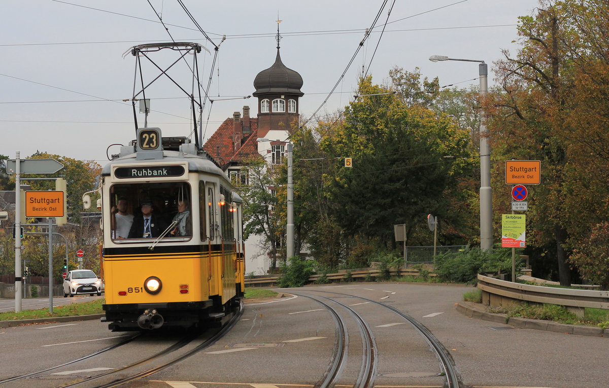 Am 27.10.2019 erreicht Tw 851 mit Beiwagen als Oldtimerlinie 23 die Haltestelle Geroksruhe. 