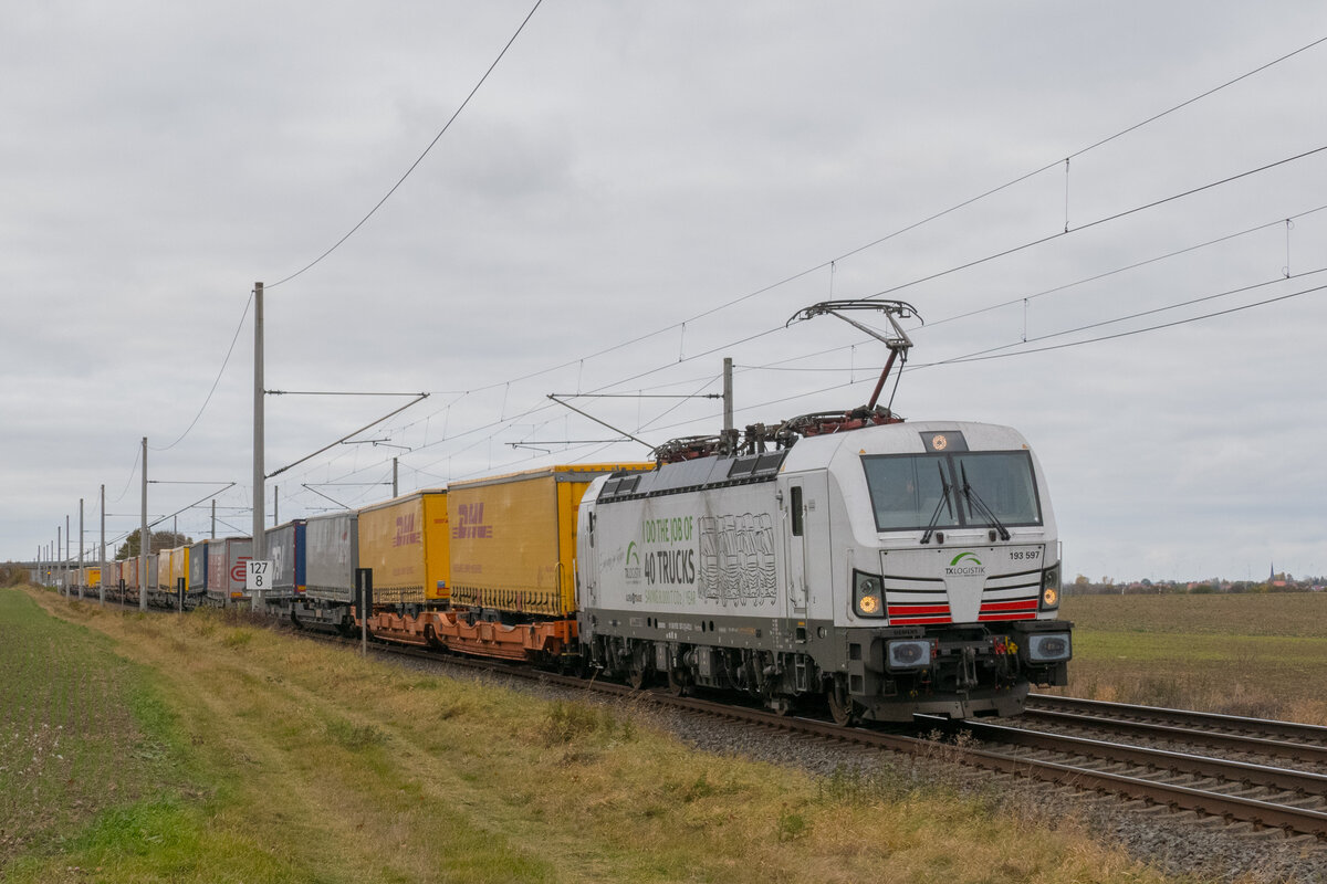 Am 27.10.2021 war TXL 193 597  I DO THE JOB OF 40 TRUCKS  mit DGS 43148 von Verona nach Rostock unterwegs und passiert hier den Fotografen in Cobstädt.