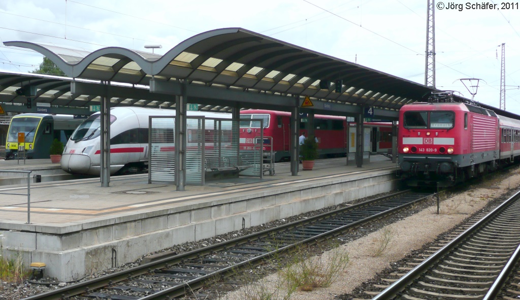 Am 2.7.11 hielt der ICE-T nach Berlin in Bamberg auf Gleis 6. Eingerahmt wurde er von einem agilis-RegioShuttle auf Gleis 8, 111 203 auf Gleis 5 und 143 820 mit der RB nach Kronach auf Gleis 4.
