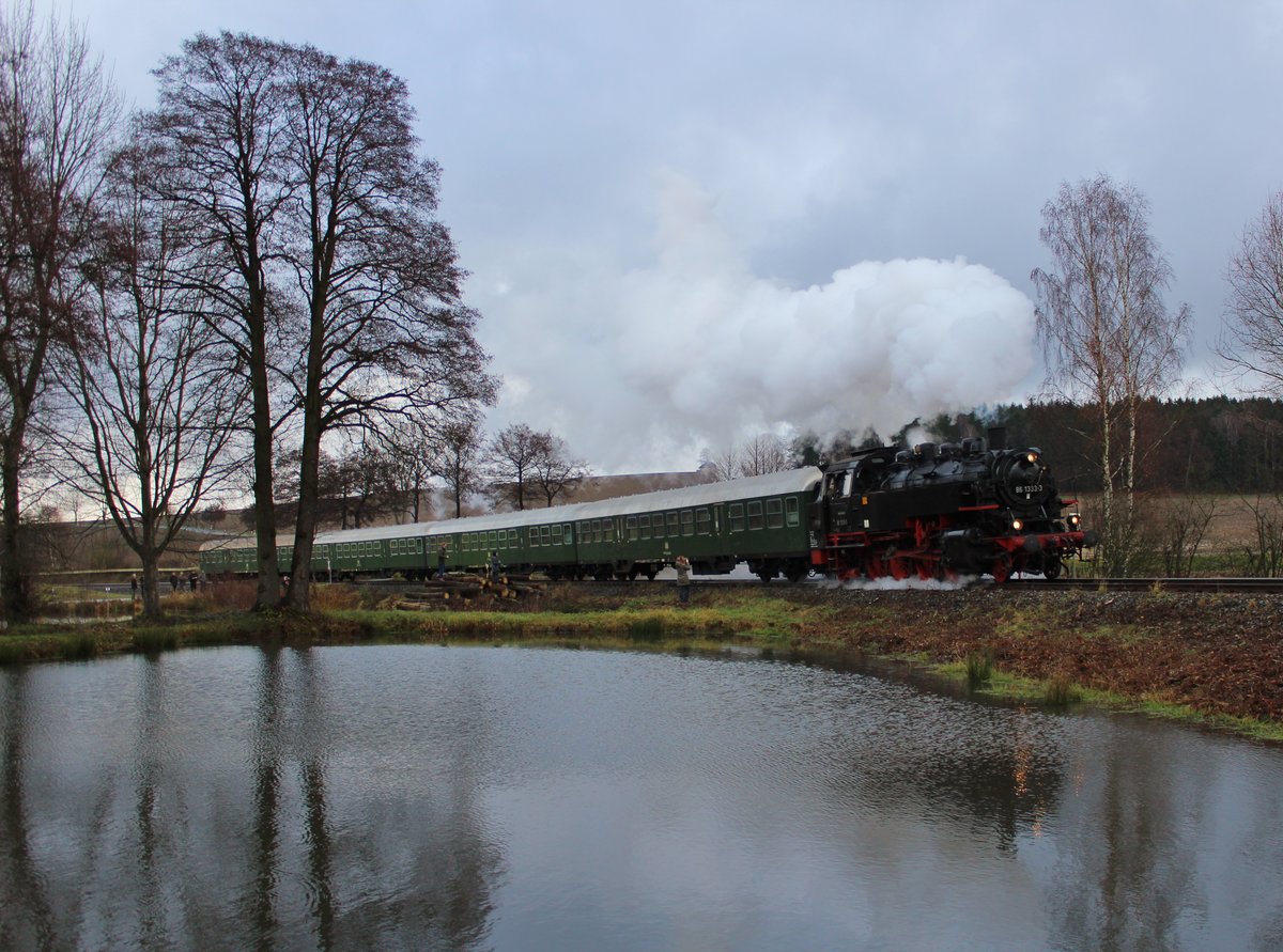 Am 27.11.16 fuhr der Weihnachtszug von Gera nach Schleiz. 86 1333-3 hatte den Zug am Haken. Es ist wohl seit 49 Jahren wieder der erste dampfgeführte Zug in Schleiz.
Hier zu sehen bei Pöllwitz.