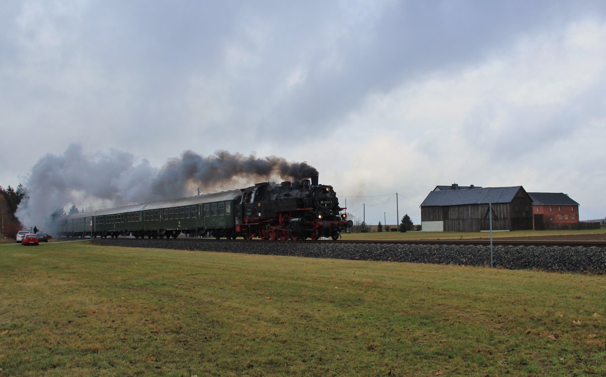 Am 27.11.16 fuhr der Weihnachtszug von Gera nach Schleiz. 86 1333-3 hatte den Zug am Haken. Es ist wohl seit 49 Jahren wieder der erste dampfgeführte Zug in Schleiz.
Hier zu sehen bei der Einfahrt in Mehltheuer.