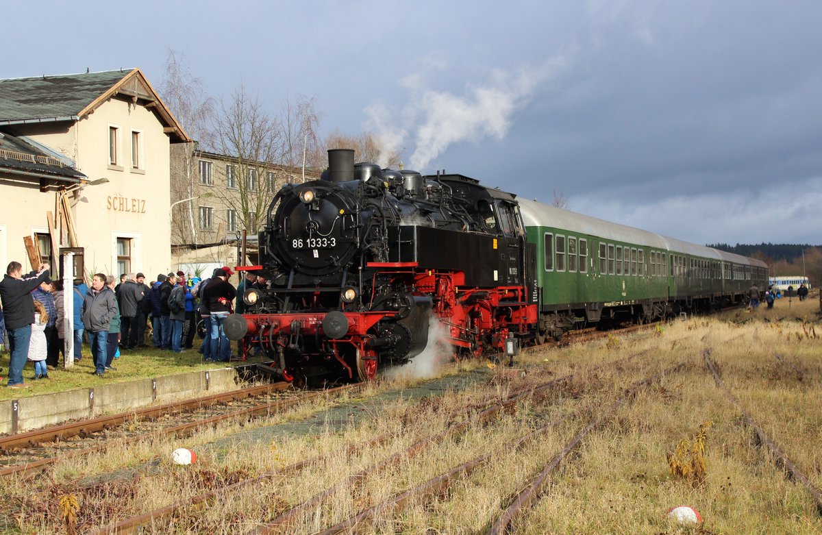 Am 27.11.16 fuhr der Weihnachtszug von Gera nach Schleiz. 86 1333-3 hatte den Zug am Haken. Es ist wohl seit 49 Jahren wieder der erste dampfgeführte Zug in Schleiz.
Hier zu sehen in Schleiz, es war geschafft und die Sonne schaute auch.