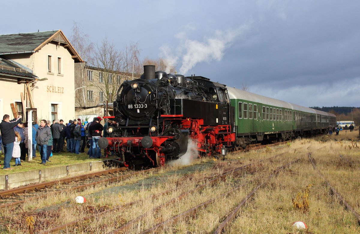 Am 27.11.16 fuhr der Weihnachtszug von Gera nach Schleiz. 86 1333-3 hatte den Zug am Haken. Es ist wohl seit 49 Jahren wieder der erste dampfgeführte Zug in Schleiz.
Hier zu sehen in Schleiz, es war geschafft und die Sonne schaute auch.