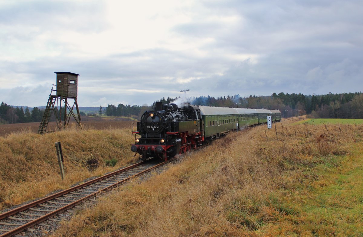 Am 27.11.16 fuhr der Weihnachtszug von Gera nach Schleiz. 86 1333-3 hatte den Zug am Haken. Es ist wohl seit 49 Jahren wieder der erste dampfgeführte Zug in Schleiz.
Hier zu sehen in Langenbuch.