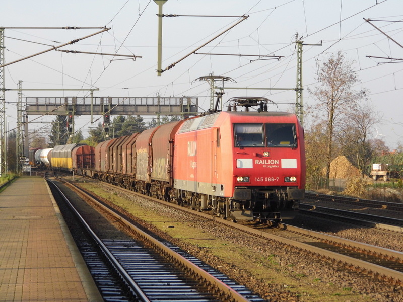 Am 27.11.2014 kam die 145 066-7 von der Railion aus Richtung Braunschweig nach Niederndodeleben und fuhr weiter in Richtung Magdeburg . 