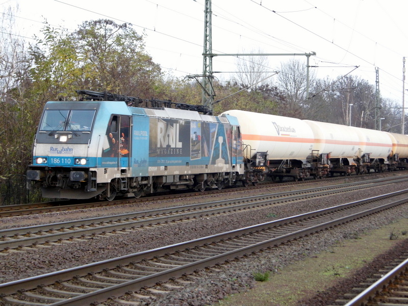 Am 27.11.2014 kam die 186 110-3 von der RurtalBahn (Railpoll) aus Richtung Magdeburg nach Niederndodeleben und fuhr weiter in Richtung Braunschweig . 