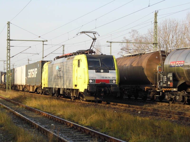 Am 27.11.2014 kam die 189 202 von der ERS Railways ( MRCE dispolok ) aus Richtung Braunschweig nach Niederndodeleben und fuhr weiter in Richtung Magdeburg . 