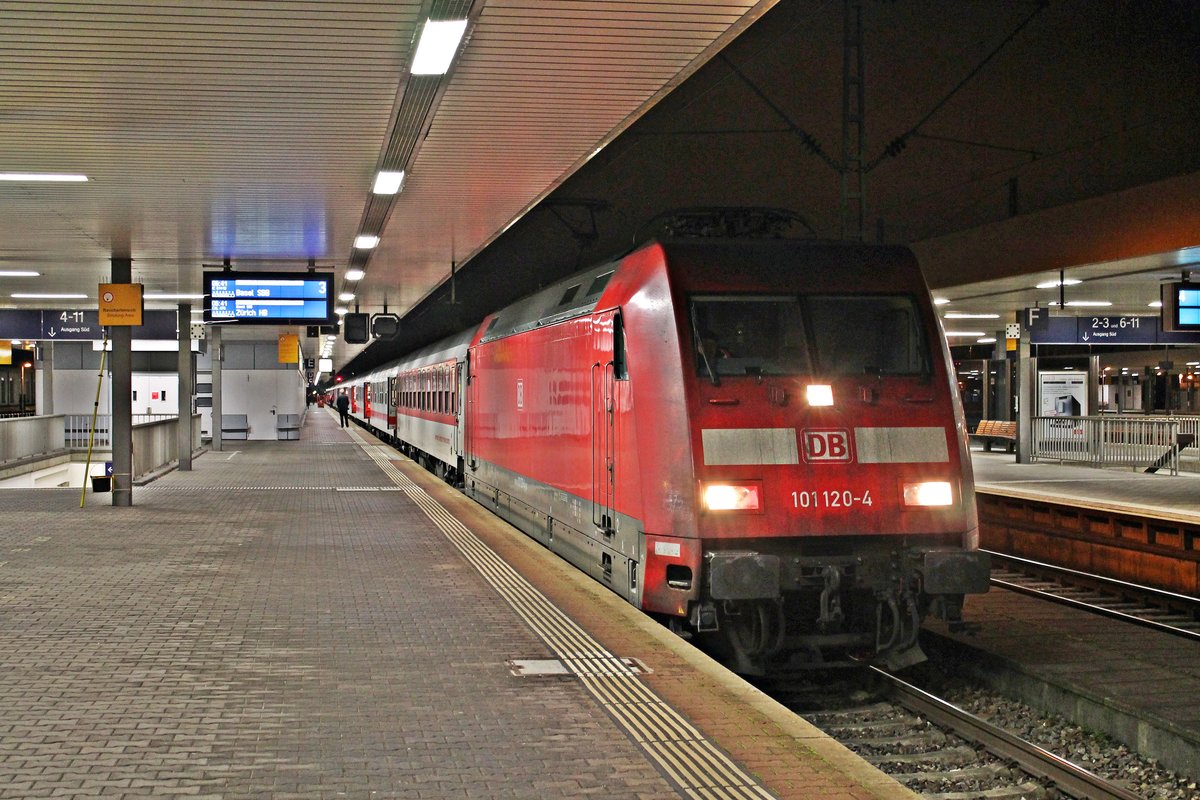 Am 27.11.2014 war 101 120-4 die Zuglok von IC 61419/CNL 40419/CNL 479 (Duisburg Hbf - Basel SBB (IC 61419)/Amsterdam Centraal - Zürich HB (CNL 40419)/Hamburg-Altona - Chur HB (CNL 479)) und stand ebenfalls für einen Personalwechsel in Basel Bad Bf.