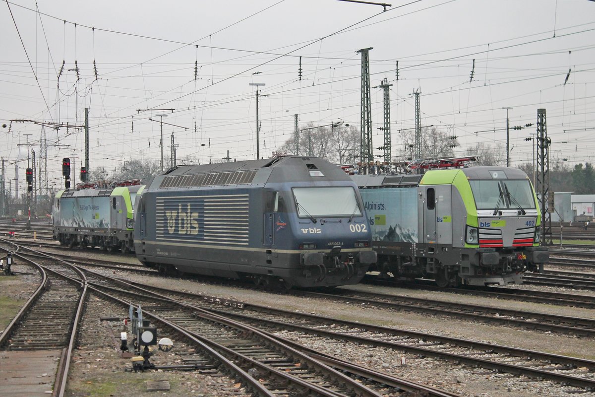 Am 27.11.2016 stand Re 465 002-4  Gornergrat  zusammen mit Re 475 402 und zwei weiteren Vectrons abgetsellt im Bahnhofsbereich von Basel Bad Bf und warteten auf ihren nächsten Einsatz.