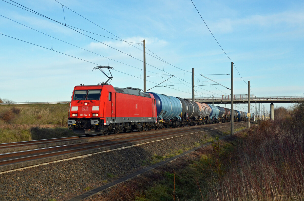 Am 27.11.22 führte 185 224 einen Kesselwagenzug durch Brehna Richtung Halle(S).