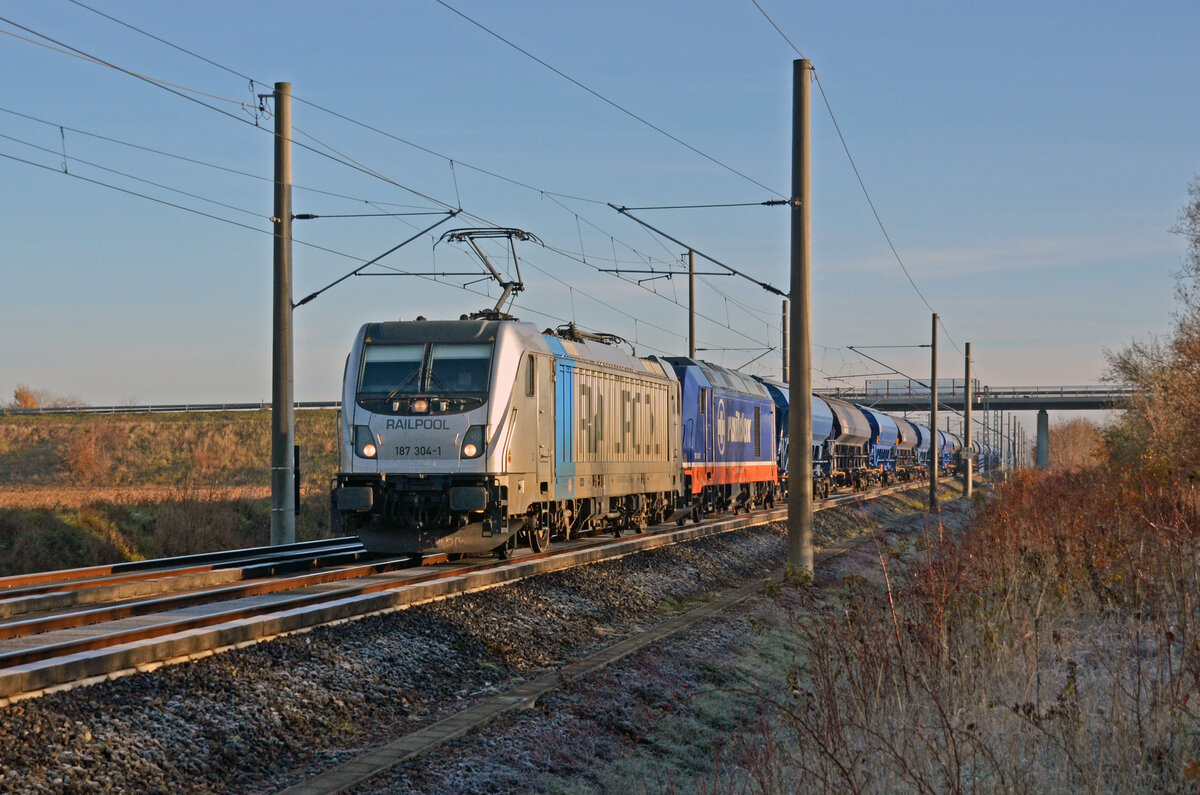 Am 27.11.22 rollte 187 304 der Railpool mit der Wagenlok 76 110 von raildox durch Brehna Richtung Halle(S). Das Regelgleis wurde für einen ICE frei gemacht.