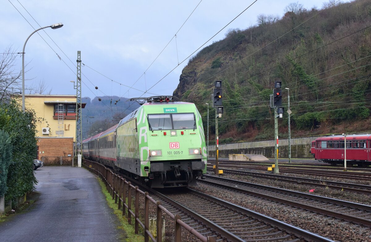 Am 27.1.2023 konnte ich endlich die 101 007 mit DEVK Werbung in Linz ablichten.

Linz 27.01.2023