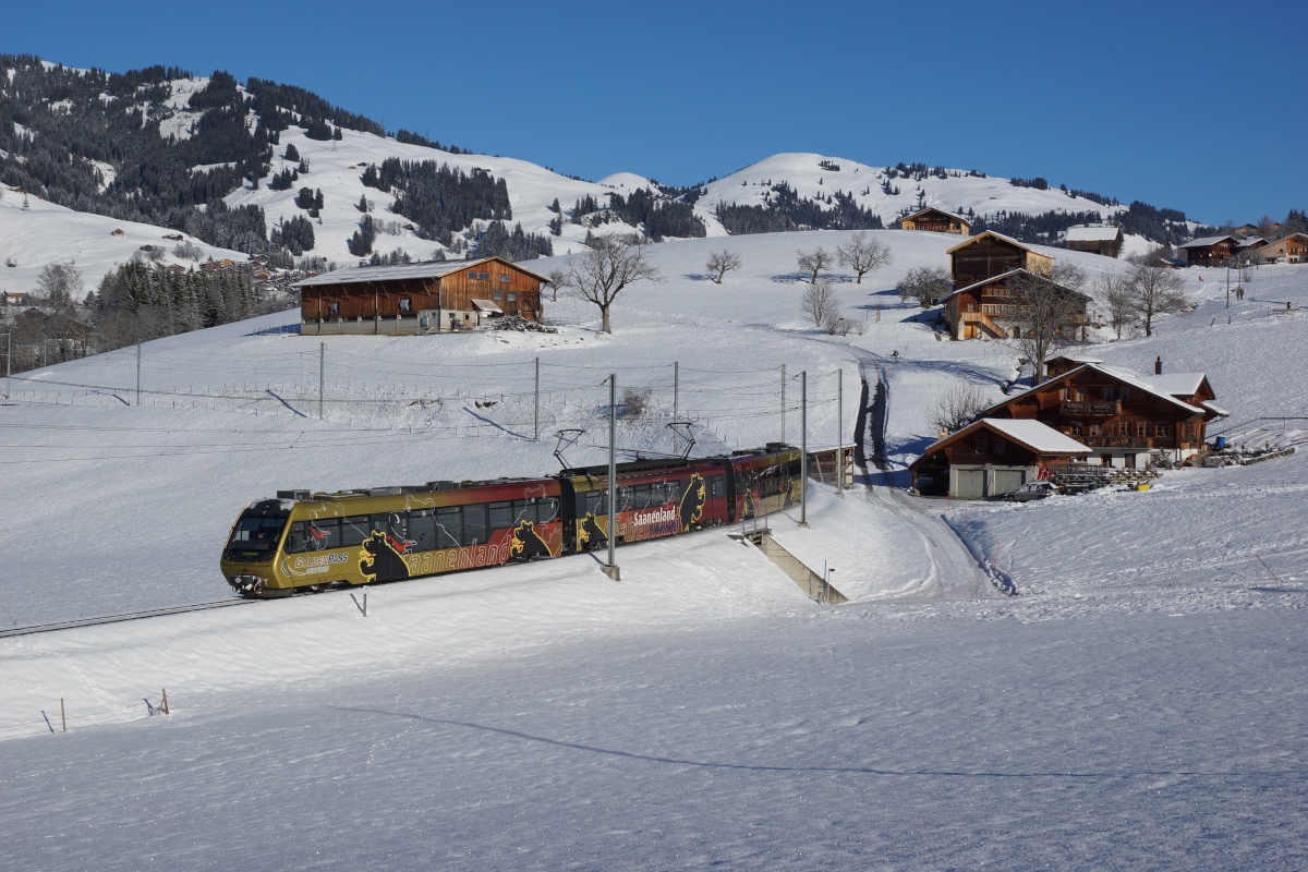 Am 27.12.2013 befindet sich ein Lenker-Pendel, bestehend aus dem ABt 342, dem Be 4/4 5002 und dem Bt 242, unterhalb von Gruben.