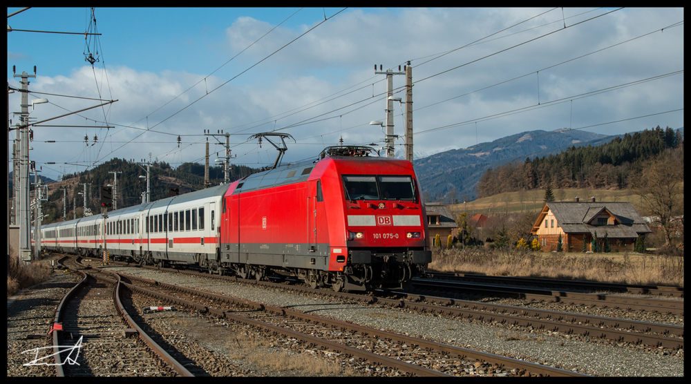 Am 27.12.2016 war die Tauernbahn aufgrund einer Entgleisung im Raum Spittal am Millstättersee unterbrochen. Während alle Güterzüge über Selzthal umgeleitet werden konnten mussten alle Personenzüge in diesem Abschnitt im Schienenersatzverkehr geführt werden. Um die 101.075 samt Ganitur wieder nach Deutschland zu bringen wurde der SLP 96409 in verkehr gesetzt.
Damit kam eine DB 101er mal über den Neumarkter Sattel, komt sonst planmäßig nicht vor. Fentsch St.Lorenzen 27.12.2016