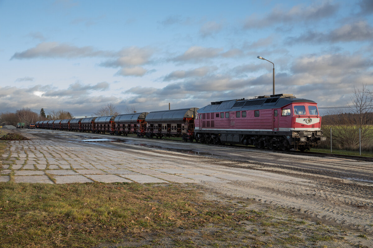 Am 27.12.2022 war die 232 173 der Triangula in Grimmen Anschluss Schützenplatz mit der Getreideentladung beschäftigt.
