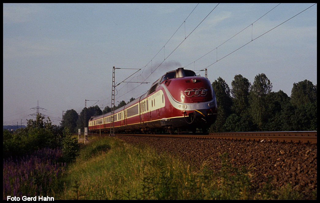 Am 2.7.1991 war noch einmal der TEE VT 601 auf der Rollbahn unterwegs. Um 19.43 Uhr fuhr  er hier kurz vor dem Mittellandkanal bei Bohmte in die Steigung über das Wiehengebirge in Richtung Osnabrück.