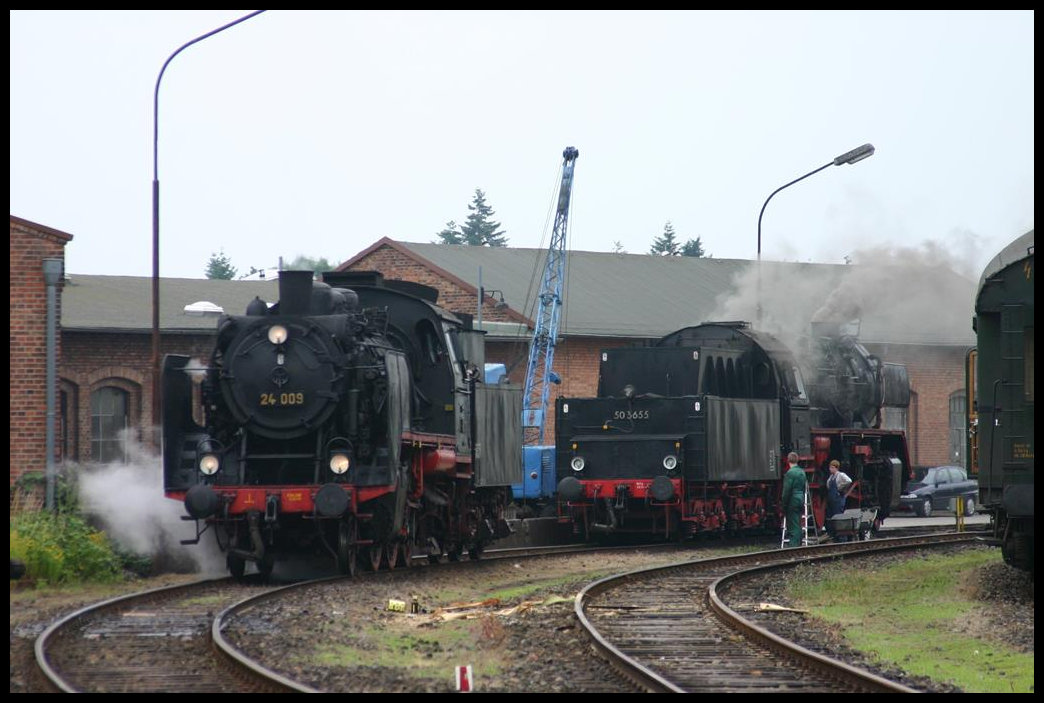 Am 2.7.2005 gab es mächtig Dampf im BW Hohne der Teutoburger Wald Eisenbahn. Neben der dort von Eisenbahn Tradition stationierten 503655 war nämlich auch Gastlok 24009 unter Dampf zu sehen.