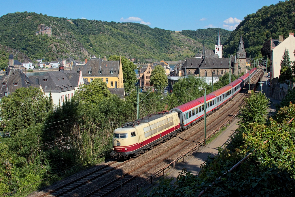 Am 2.7.2014 bespannte die 103 235 den IC 118 zwischen Stuttgart und Münster. Nur leicht verspätet eilte sie durch St. Goar. Auf der anderen Rheinseite sieht man St. Goarshausen mit der Burg Katz