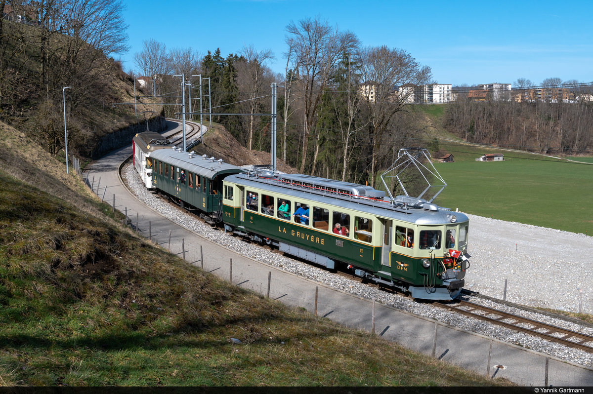 Am 27.3. und 28.03.2021 fand die COVID bedingt kleine und stille Abschiedsfeier der Schmalspurstrecke Bulle - Broc-Fabrique statt. Dabei konnte das ganze Wochenende eine wilde Komposition bestehend aus GFM Historic BDe 4/4 141 und Ce 4/4 131 zum regulären Tarif gefahren und fotografiert werden. Hier am 28.03.2021 kurz vor der Endstation Broc-Fabrique.