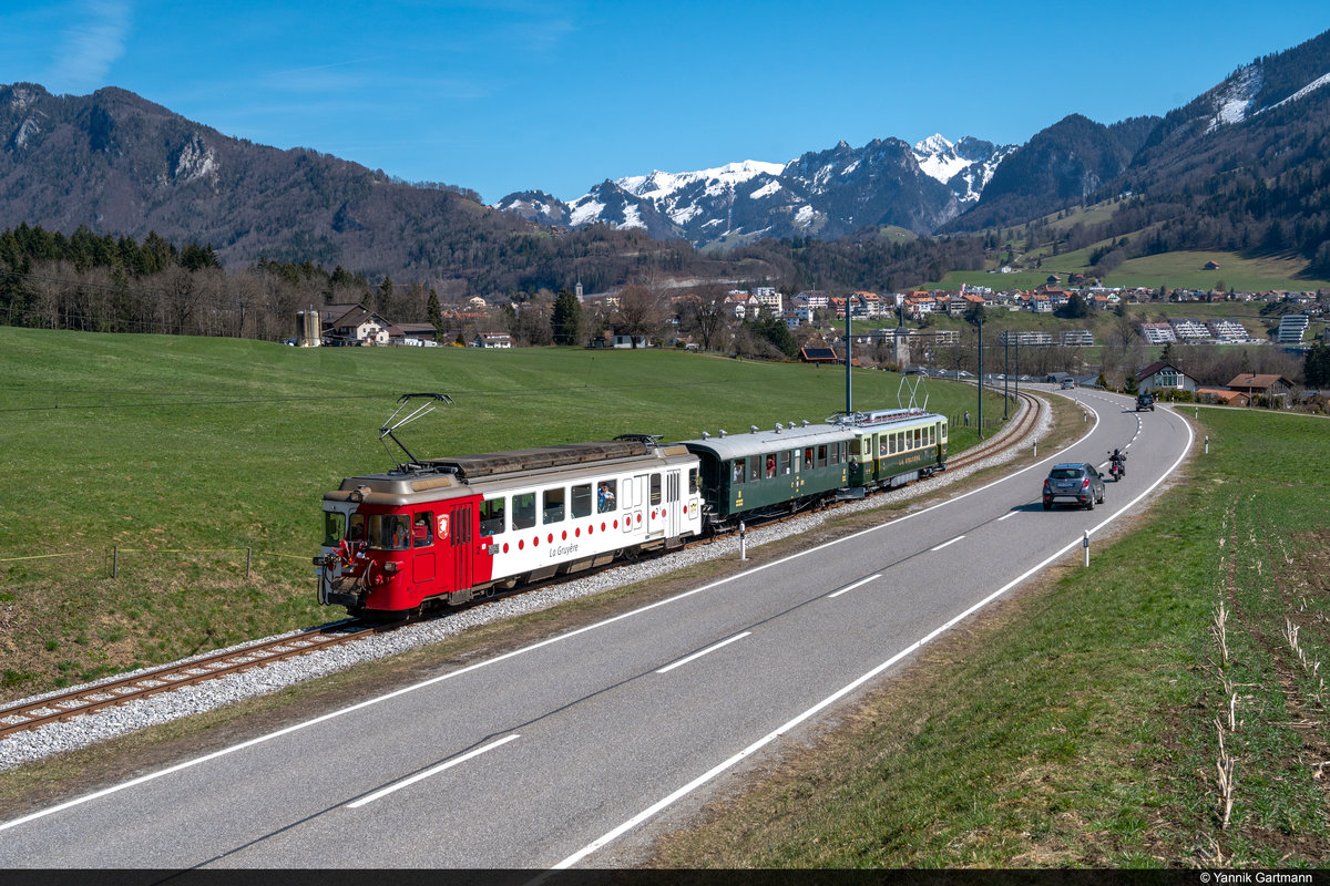 Am 27.3. und 28.03.2021 fand die COVID bedingt kleine und stille Abschiedsfeier der Schmalspurstrecke Bulle - Broc-Fabrique statt. Dabei konnte das ganze Wochenende eine wilde Komposition bestehend aus GFM Historic BDe 4/4 141 und Ce 4/4 131 zum regulären Tarif gefahren und fotografiert werden. Hier am 28.03.2021 zwischen Les Marches und La Tour-de-Trême Parqueterie