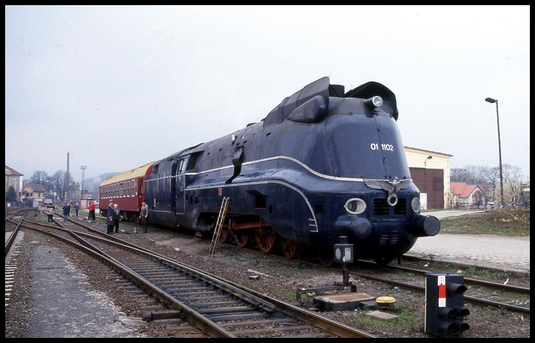 Am 27.3.1999 fand im Bahnhof Wernigerode eine Fahrzeugschau statt. Auch 011102 gehörte zu den Ausstellungs Objekten. Hier wird sie gerade nach ihrer Ankunft in Wernigerode für die Ausstellung zurecht gemacht.