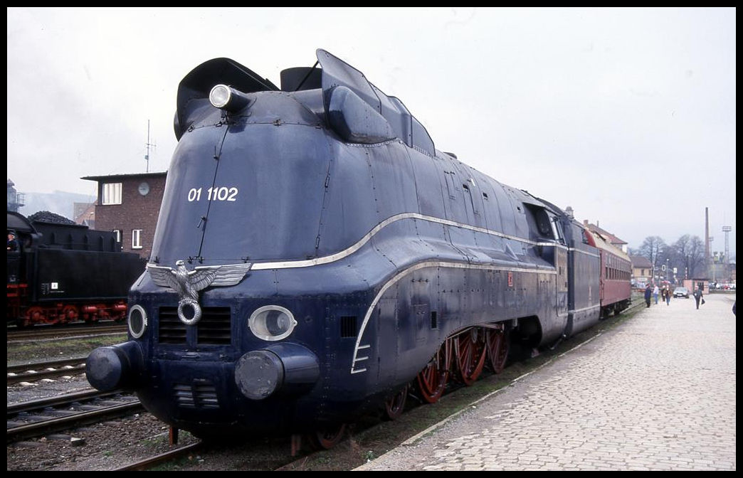Am 27.3.1999 fand im Bahnhof Wernigerode eine Fahrzeugschau statt. Dazu gehörte auch die vollverkleidete 011102, die an diesem Tag zusätzlich mit dem Reichsadler geschmückt war.