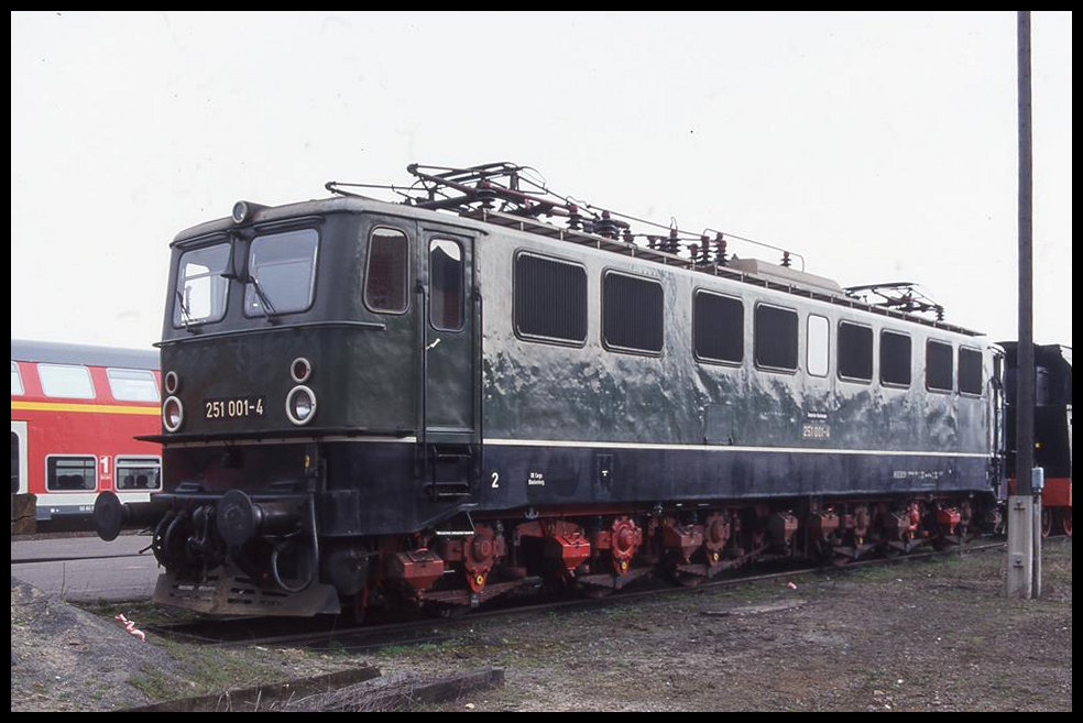Am 27.3.1999 fand im Bahnhof Wernigerode eine Fahrzeugschau statt. Als besonderes Ausstellungsstück war die 251001 in Grün von der Rübelandbahn vertreten.