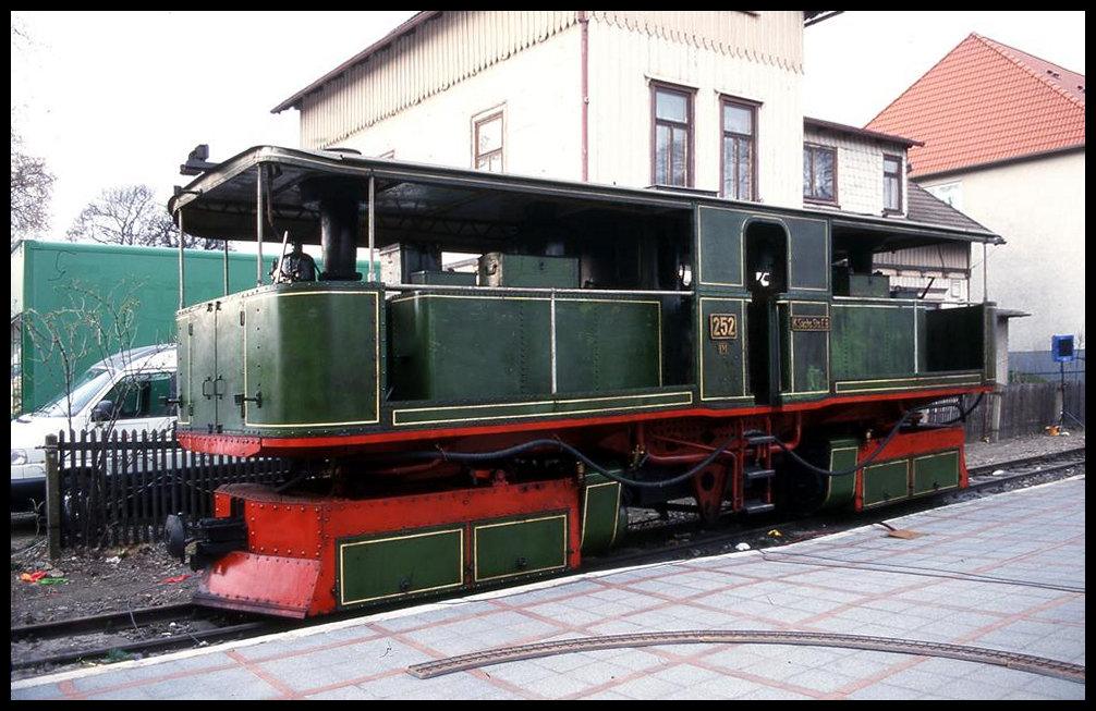Am 27.3.1999 fand im Bahnhof Wernigerode anläßlich 100 Jahre HSB eine Fahrzeugschau statt.
Ausgestellt war auch die selten zu sehende schmalspurige Fairlie Lok 252 der einstigen Königlichen Sächsischen Staats Eisenbahn.