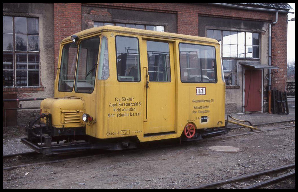 Am 27.3.1999 stand diese Gruppen Transport Draisine der Harzer Schmalspurbahn an der Werkstatt in Wernigerode Westerntor.