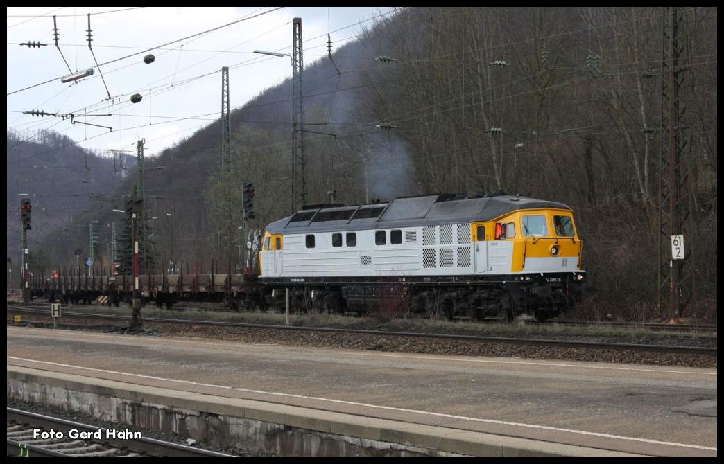 Am 27.3.2015 fuhr V 300.18 der SGL ex 232446 mit einem kurzen Rungenwagenzug von Norden her in den Bahnhof Geislingen ein.