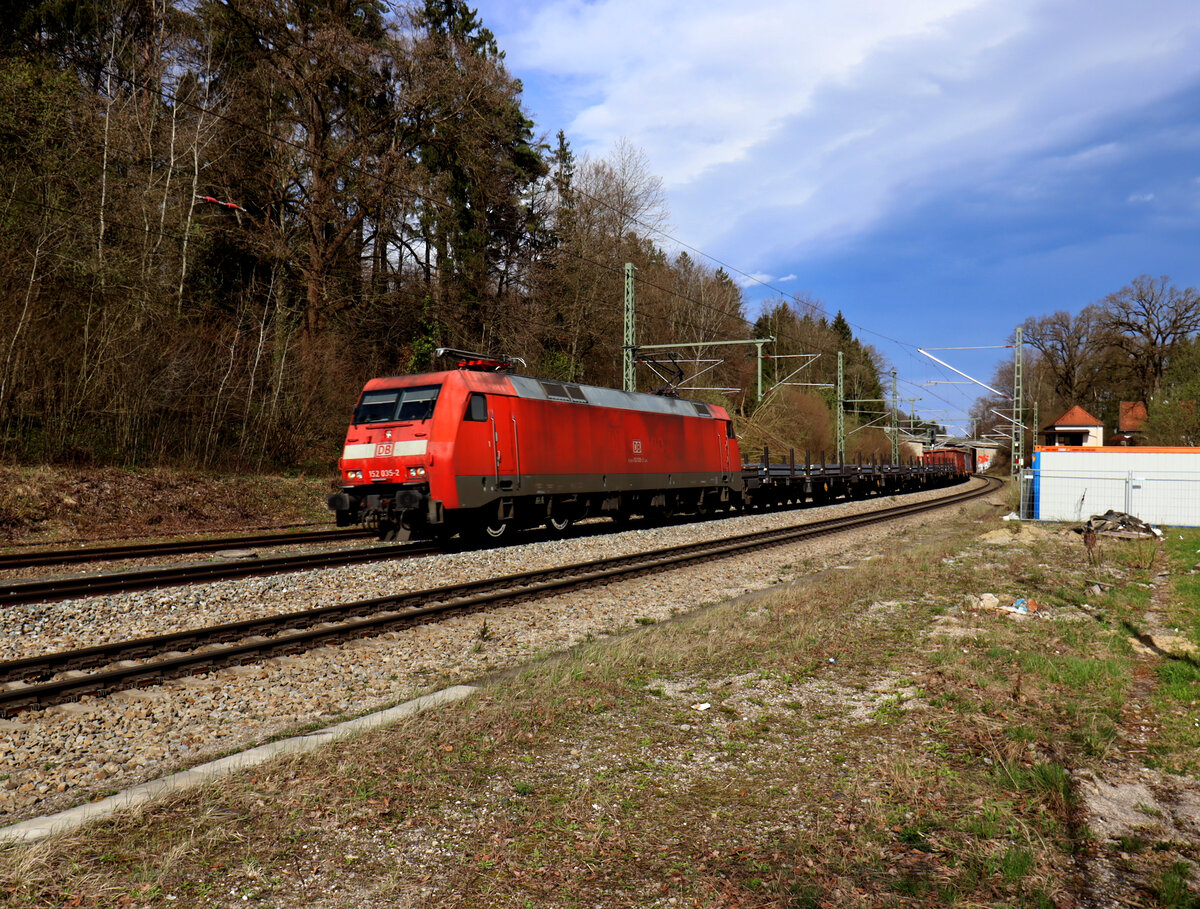 Am 27.3.2024 durchfährt die 152 035 von München in Richtung Süden mit ihrem kurzen Güterzug den Bahnhof von Aßling.
Liam