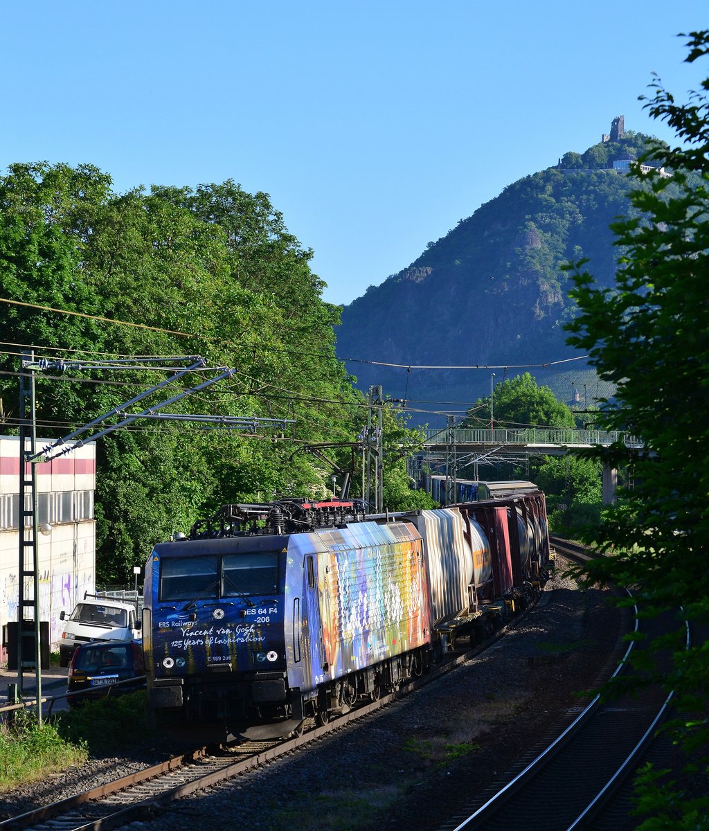 Am 27.5.17 konnte ich endlich eine der schönsten Werbeloks im Güterverkehr einfangen. E189 206 alias Vincent van Gogh zog am 27.5.17 einen Containerzug durch Bad Honnef gen Süden.

Bad Honnef 27.05.2017
