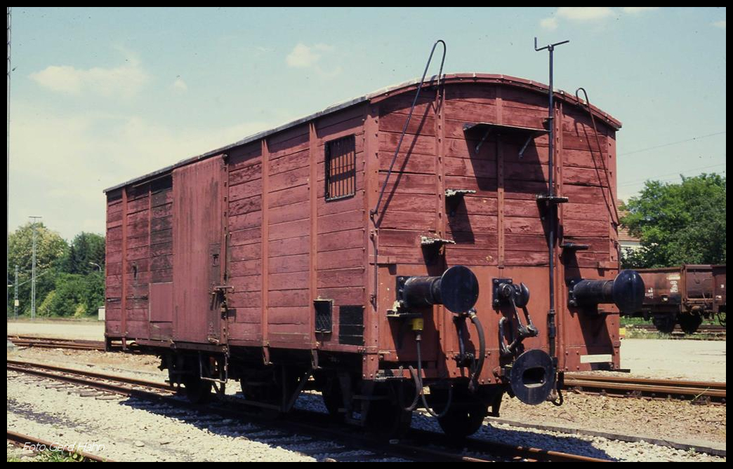 Am 27.5.1990 standen noch diverse Fahrzeuge der schmalspurigen Jagsttalbahn im Bahnhof Möckmühl. Unter anderem befand sich dieser schöne dreiachsige gedeckte Güterwagen darunter.