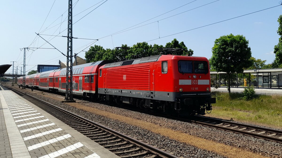 Am 27.5.23 hing 112 185 an einem RE 3 nach Stralsund Hbf, hier bei der Ausfahrt aus Lutherstadt Wittenberg.