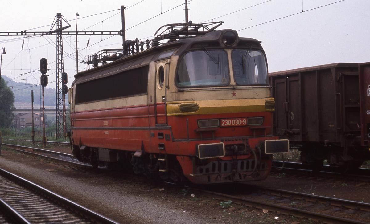 Am 27.6.1988 stand 230030 abgebügelt im Bahnhof Kutna Hora.