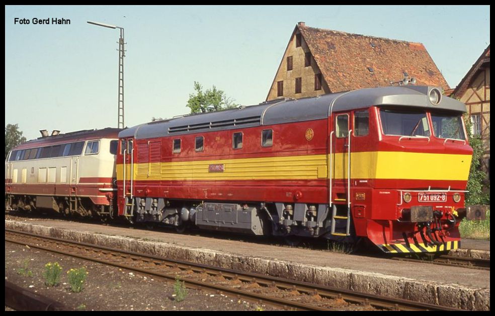 Am 27.6.1992 kam ich zufällig zu einer Fahrzeugschau im Bahnhof Hersbruck links der Pegnitz. Dort war unter anderem auch die CSD Bardotka 751092 ausgestellt. Auf dem Foto schaut dahinter auch noch die DB sonderlackierte 218217 hervor.