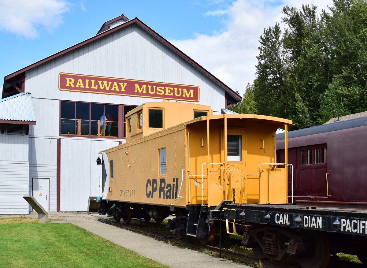 Am 27.8 waren wir wieder in Revelstoke und auch dort war ein Besuch im Eisenbahn Museum Pflicht.
Im Außenbereich steht eine kleine Sammlung von allen möglichen Wagen. Direkt am Gebäude steht die Caboose 427 477 der CP Rail.

Revelstoke 27.08.2022