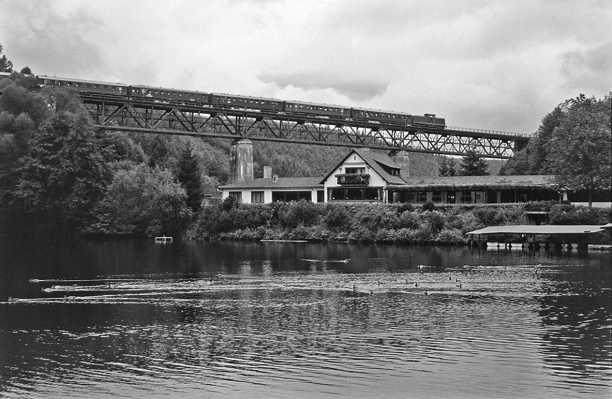 Am 27.9.1987 befuhr noch einmal ein Sonderzug die regulr nicht mehr befahrene Strecke Enkenbach - Grnstadt. Am imposanten Eiswoog-Viadukt wurde ein Fotohalt eingelegt.