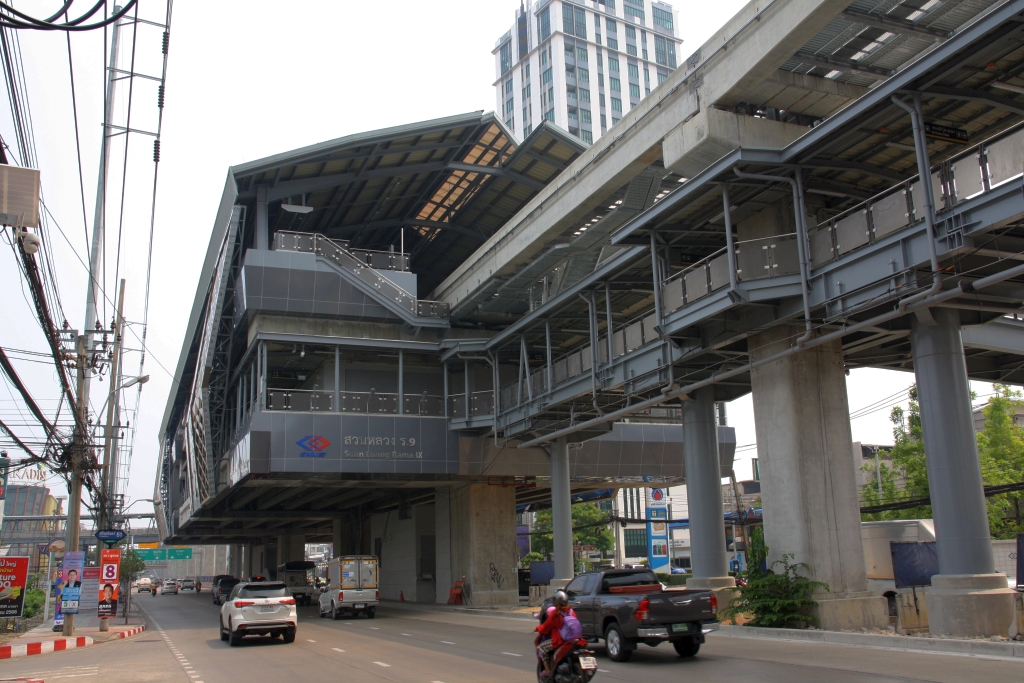 Am 27.April 2023 befand sich die MRT Suan Luang Rama IX Station (YL15) noch im Probebetrieb. - Geöffnet wurde die Yelloe Line (YL) dann in 3 Schritten mit 03.Juni 2023 (Samrong YL23 - Hua Mak YL11), 12.Juni 2023 (Hua Mak YL11 - Phawana YL02) und 19.Juni 2023 (Phawana YL02 - Lat Phrao YL01).