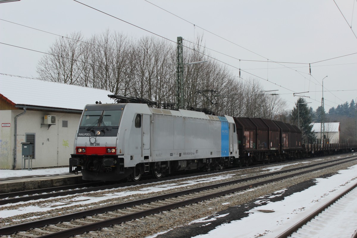 Am 27.Mrz 2013 durchfuhr 186 286 mit einem gemischten Gterzug Aling in Richtung Mnchen.