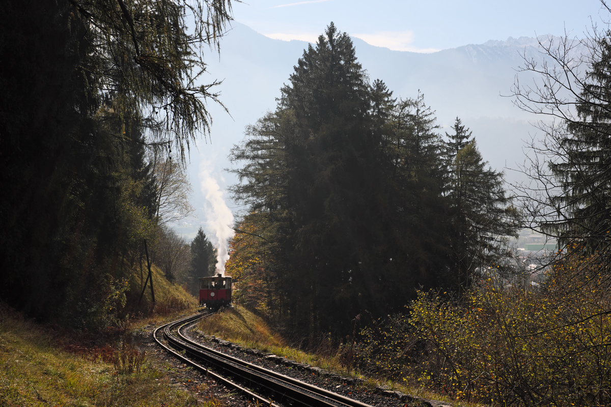 Am 28. und 29.10.17 stattete ich der Achenseebahn Jenbach - Seespitz-Landungssteg mit drei Eisenbahnfreunden einen Besuch ab.
Im Gegensatz zur Schafbergbahn kann man hier noch 4 schwer arbeitende echte Dampfloks im Einsatz erleben. Am letzten Wochenende vor Saisonschluß war Lok 3  GEORG  im Betriebseinsatz.

Fotografieren war nur am unerwartet sonnigen Samstag möglich, währenddessen am Sonntag eine Mitfahrt mit zwei Wagen, wo die Lok ordentlich gefordert wird, unsererseits stattfand. Es war ein unvergessliches Erlebnis! 

Der erste Zug des Tages, der Jenbach um 11:00 Uhr verließ, wurde um 11:19 Uhr ca. 1 Kilometer hinter der Station Burgeck im Gegenlicht fotografiert.