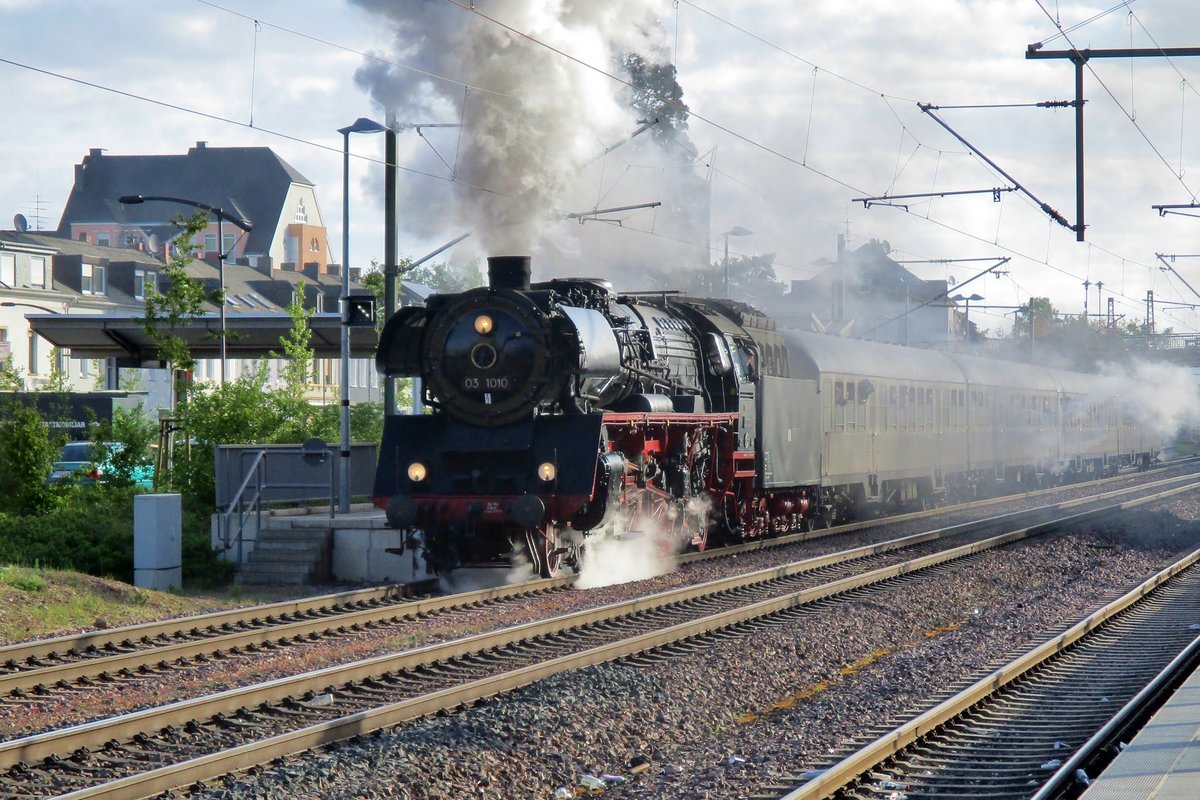 Am 28 April 2018 macht 03 1010 kraftig Dampf in KOnz.