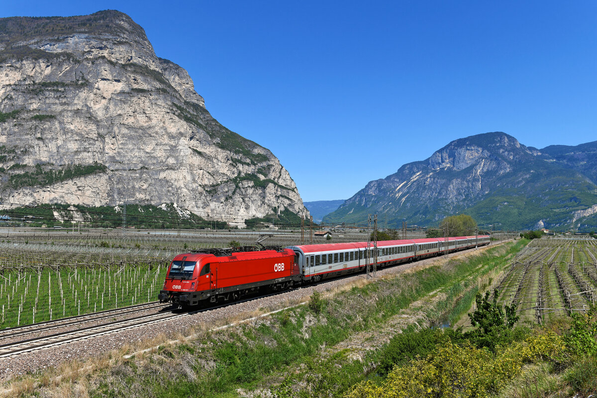 Am 28. April 2022 bespannte die 1216.024 den EC 83 von München HBF nach Rimini über seinen gesamten Laufweg hinweg. Den ÖBB-Schnellzug konnte ich an der Grenze von Südtirol zum Trentino an der Salurner Klause aufnehmen. 