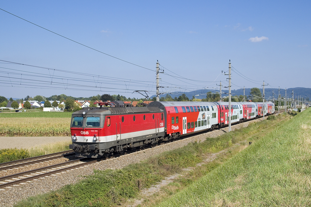 Am 28. August 2016 ist 1144 258 mit dem Regionalexpress 2828 von Wien Franz-Josefs-Bahnhof nach Krems an der Donau unterwegs und konnte bei Muckendorf-Wipfing festgehalten werden.